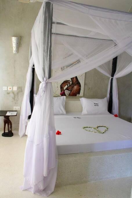 White Villa - Paparemo Beach Watamu Eksteriør billede